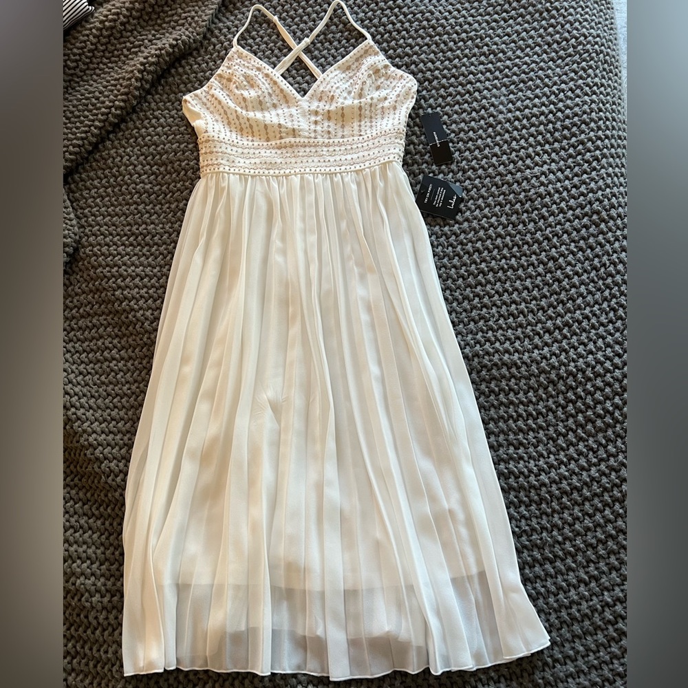 NWT Lulu’s Pleated Midi Dress